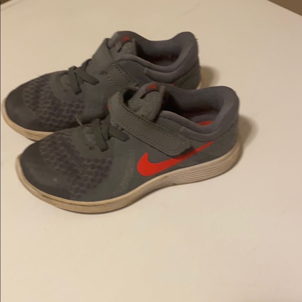 Boys gray and red Nike’s size 10